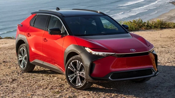 Toyota dự kiến sẽ bán được 123.000 ô tô điện trong năm tài chính, giảm 39,1% nhưng vẫn cao hơn đáng kể so với con số 38.000 chiếc mà họ đã bán trong năm tài chính 2022-2023. Ảnh: Carscoops. Toyota -cat- giam -39% -du- bao- doanh-so-ban-xe-o-to-dien.jpg