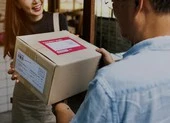 COVID-19 có thể tồn tại trên màn hình điện thoại 4 ngày? ảnh 1 Bưu phẩm được vận chuyển từ Trung Quốc có dính COVID-19?