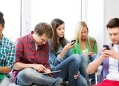 Mẹo để mắt kính ít bám hơi nước khi đeo khẩu trang và lái xe ảnh 1 Cách làm dung dịch vệ sinh điện thoại để chống COVID-19