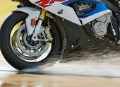 Công nghệ mới giúp người lái xe máy sống sót cao hơn ảnh 3 Mùa mưa nên chọn loại vỏ xe nào để đi an toàn?