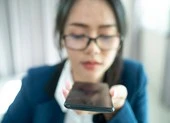 Apple bất ngờ hé lộ các tính năng mới trên iOS 15? ảnh 2 Cập nhật iOS 14.6 để mở khóa iPhone bằng giọng nói