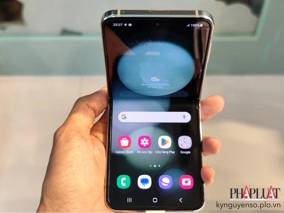 Samsung Galaxy Z Flip 5 giảm giá 10 triệu đồng sau gần 2 tháng ra mắt. Ảnh: TIỂU MINH Samsung Galaxy Z Flip 5 giảm giá 10 triệu đồng sau gần 2 tháng ra mắt. Ảnh: TIỂU MINH