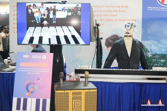 Robot chơi đàn piano của các bạn sinh viên ĐH Kinh tế TP HCM (UEH). Ảnh: TIỂU MINH Robot chơi đàn piano của các bạn sinh viên ĐH Kinh tế TP HCM (UEH). Ảnh: TIỂU MINH