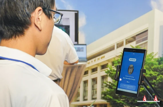 Hệ thống điểm danh, chấm công bằng khuôn mặt. Ảnh: TIỂU MINH Hệ thống điểm danh, chấm công bằng khuôn mặt. Ảnh: TIỂU MINH