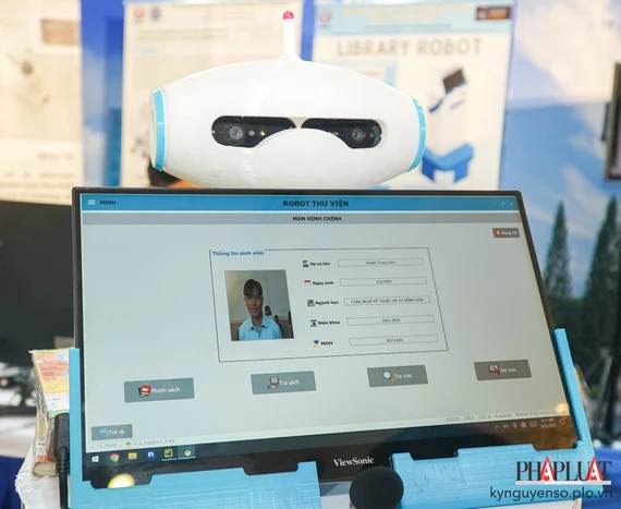 Robot thông minh quản lý thông tin sinh viên, dữ liệu sách, theo dõi hoạt động quản lý trong thư viện của các bạn sinh viên trường ĐH Sư phạm Kỹ thuật TP.HCM. Ảnh: TIỂU MINH Robot thông minh quản lý thông tin sinh viên, dữ liệu sách, theo dõi hoạt động quản lý trong thư viện của các bạn sinh viên trường ĐH Sư phạm Kỹ thuật TP.HCM. Ảnh: TIỂU MINH