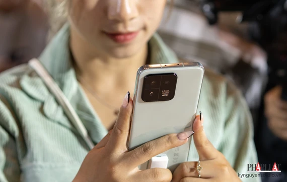 Xiaomi 13 là một trong những mẫu điện thoại đầu tiên được cập nhật Android 14 beta. Ảnh: TIỂU MINH Xiaomi 13 là một trong những mẫu điện thoại đầu tiên được cập nhật Android 14 beta. Ảnh: TIỂU MINH