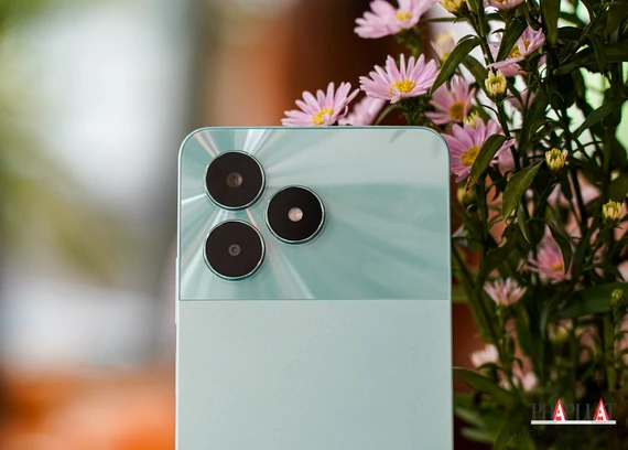 Mặt sau của realme C51 là cụm camera kép. Ảnh: TIỂU MINH Mặt sau của realme C51 là cụm camera kép. Ảnh: TIỂU MINH