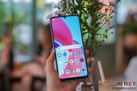 Realme C51 có màn hình lớn, các cạnh vát cong dễ cầm nắm. Ảnh: TIỂU MINH Realme C51 có màn hình lớn, các cạnh vát cong dễ cầm nắm. Ảnh: TIỂU MINH