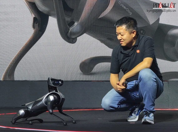 Ông Patrick Chou - Country Manager Xiaomi Việt Nam và CyberDog 2. Ảnh: TIỂU MINH cyberdog-2-2.jpg