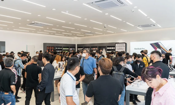 Các sự kiện mở bán iPhone luôn thu hút người tiêu dùng. Ảnh: TIỂU MINH Các sự kiện mở bán iPhone luôn thu hút người tiêu dùng. Ảnh: TIỂU MINH