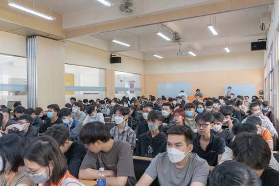 iPhone là thiết bị yêu thích của giới trẻ, đặc biệt là các bạn sinh viên. Ảnh: TIỂU MINH iPhone là thiết bị yêu thích của giới trẻ, đặc biệt là các bạn sinh viên. Ảnh: TIỂU MINH