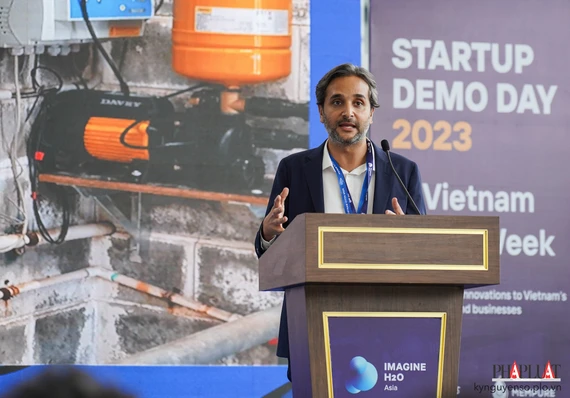 Ông Nimesh Modak, Giám đốc của Imagine H2O châu Á phát biểu khai mạc tại sự kiện. Ảnh: TIỂU MINH Ông Nimesh Modak, Giám đốc của Imagine H2O châu Á phát biểu khai mạc tại sự kiện. Ảnh: TIỂU MINH