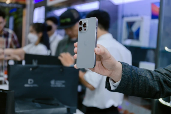 Thu cũ đổi mới được xem là phương án tối ưu để tiết kiệm chi phí khi mua smartphone mới. Ảnh: TIỂU MINH dung-iphone-gia-doi-iphone-that.jpg