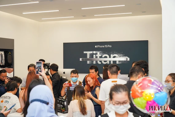 Nhiều mẫu iPhone cũ giảm giá khi iPhone 15 series ra mắt. Ảnh: TIỂU MINH Nhiều mẫu iPhone cũ giảm giá khi iPhone 15 series ra mắt. Ảnh: TIỂU MINH