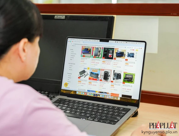Mua sắm trực tuyến đã trở thành xu hướng trong vài năm trở lại đây. Ảnh: TIỂU MINH Mua sắm trực tuyến đã trở thành xu hướng trong vài năm trở lại đây. Ảnh: TIỂU MINH