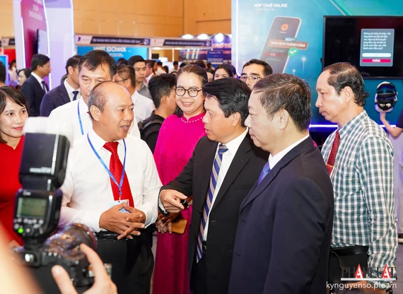 Ông Dương Anh Đức, Phó Chủ tịch UBND TP.HCM và Phó thống đốc NHNN tham quan các gian hàng. Ảnh: TIỂU MINH ong-duong-anh-duc-va-pho-thong-doc-ngan-hang-nnvn-pham-tien-dung-tham-du-ngay-hoi-thuc-day-dich-vu-cong.jpg