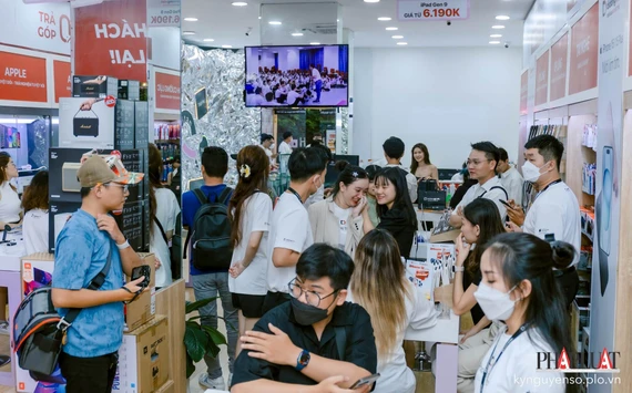 Thị trường smartphone nhộn nhịp cuối tháng 9 nhờ iPhone 15 series. Ảnh: TIỂU MINH Thị trường smartphone nhộn nhịp cuối tháng 9 nhờ iPhone 15 series. Ảnh: TIỂU MINH