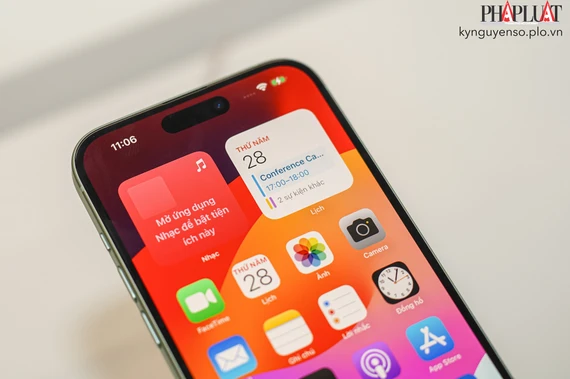 iPhone 15 Pro Max hiện chỉ còn 34,59 triệu đồng. Ảnh: TIỂU MINH iPhone 15 Pro Max hiện chỉ còn 34,59 triệu đồng. Ảnh: TIỂU MINH