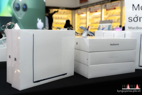 MacBook Air được nhiều người lựa chọn vì thiết kế đẹp và pin lâu. Ảnh: TIỂU MINH MacBook Air được nhiều người lựa chọn vì thiết kế đẹp và pin lâu. Ảnh: TIỂU MINH