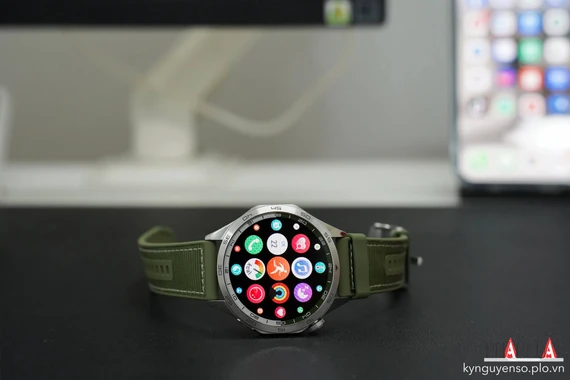 Huawei Watch GT 4 có viền kim loại sáng bóng. Ảnh: TIỂU MINH Huawei Watch GT 4 có viền kim loại sáng bóng. Ảnh: TIỂU MINH