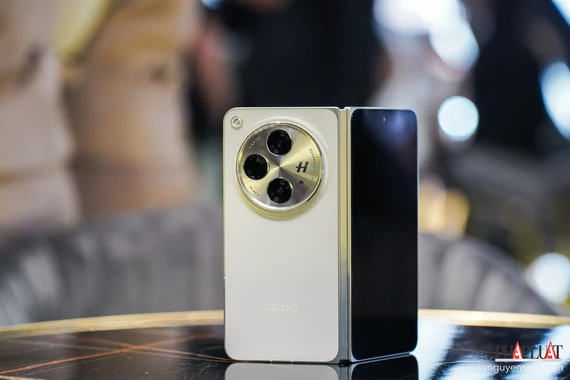 Find N3 nổi bật với cụm 3 camera với độ phân giải cao. Ảnh: TIỂU MINH Find N3 nổi bật với cụm 3 camera với độ phân giải cao. Ảnh: TIỂU MINH