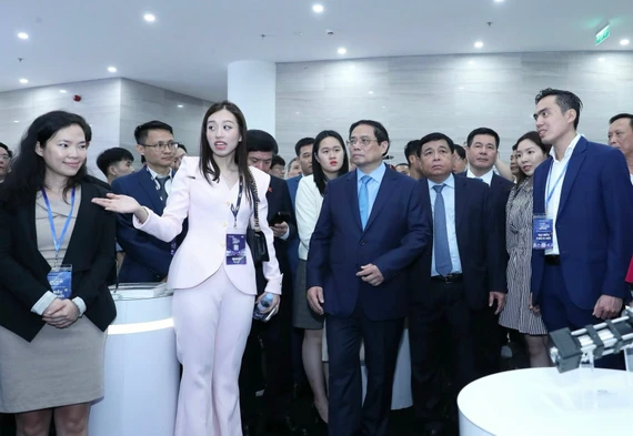Thủ tướng Phạm Minh Chính thăm quan khu trưng bày của Phygital Labs. Thủ tướng Phạm Minh Chính thăm quan khu trưng bày của Phygital Labs.