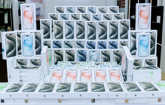 iPhone 15 series giảm giá mạnh dịp siêu sale 11-11. iPhone 15 series hiện đã sẵn hàng tại các hệ thống.