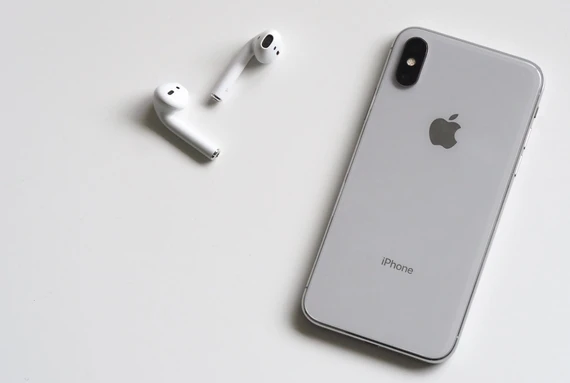 Vệ sinh tai nghe nhẹ nhàng bằng một miếng vải mềm hơi ẩm. Ảnh: Pexels Vệ sinh tai nghe nhẹ nhàng bằng một miếng vải mềm hơi ẩm. Ảnh: Pexels