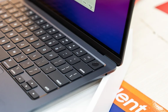 Từ năm 2019, Apple đã bỏ kiểu bàn phím thiết kế cánh bướm và quay trở lại kiểu truyền thống. Ảnh: TIỂU MINH Từ năm 2019, Apple đã bỏ kiểu bàn phím thiết kế cánh bướm và quay trở lại kiểu truyền thống. Ảnh: TIỂU MINH