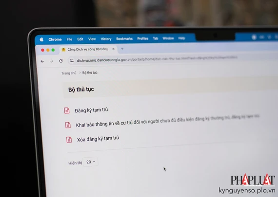 Đăng ký tạm trú online giúp tiết kiệm thời gian và công sức đi lại. Ảnh: MINH HOÀNG Đăng ký tạm trú online giúp tiết kiệm thời gian và công sức đi lại. Ảnh: MINH HOÀNG