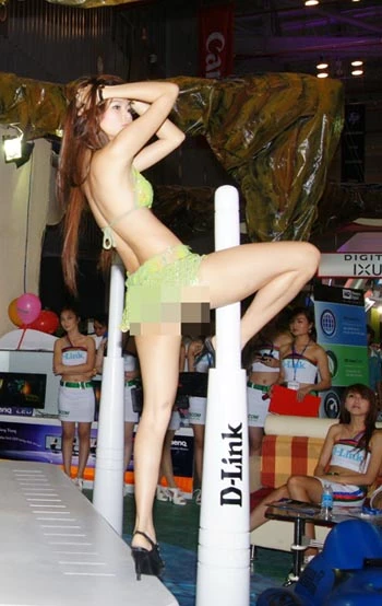 Sốc với màn múa cột tại hội chợ về CNTT ảnh 1 Sốc với màn múa cột tại hội chợ về CNTT ảnh 1