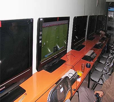 Nhiều quán PlayStation đã mạnh tay đầu tư TV LCD đáp ứng đòi hỏi màn hình độ phân giải cao của các game thủ. ảnh 5 Nhiều quán PlayStation đã mạnh tay đầu tư TV LCD đáp ứng đòi hỏi màn hình độ phân giải cao của các game thủ. ảnh 5