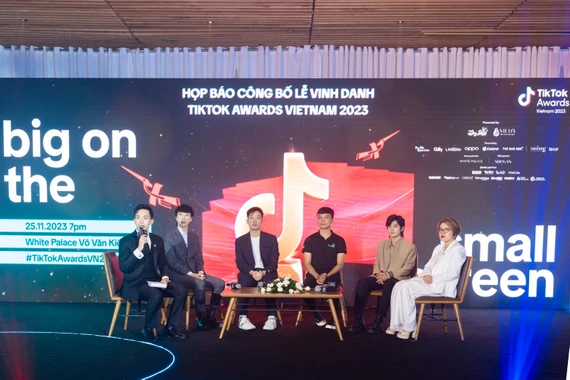 TikToker Tuấn Ngọc (thứ 3 từ trái qua) cho biết anh đang kiếm tiền khủng từ nền tảng TikTok. Ảnh: Thu Hà tiktok