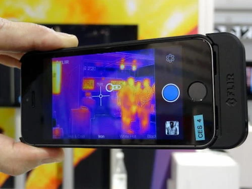 Flir One là ốp lưng giúp biến iPhone thành camera nhiệt. Khi gắn phụ kiện này, người dùng có thể quan sát nhiệt phát ra từ người, động vật hay các vật thể ngay cả trong bóng tối, sương mùở khoảng cách đến 100 mét.Flir One cũng tích hợp pin cho phép sử dụng liên tục trong 2 giờ hoặc sạc 50% dung lượng pin cho iPhone 5/5S. Sản phẩm có giá 350 USD. DSC04670-610x458-9512-1389411807.jpg