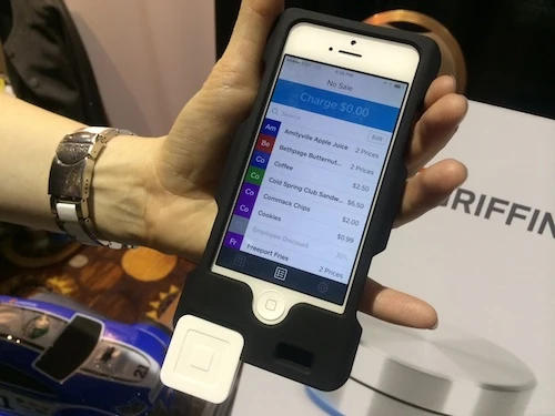 Tích hợp Square Reader, ốp lưng Merchant cho phép giao dịch trực tuyến tại các điểm bán hàngthông qua thẻ tín dụng. Với thiết kế ngay trên ốp lưng, khách hàng dễ dàng thanh toán bằng cách quẹt thẻ thay vì các bước rườm rà. Griffin-Merchant-Square-8969-1389410394.