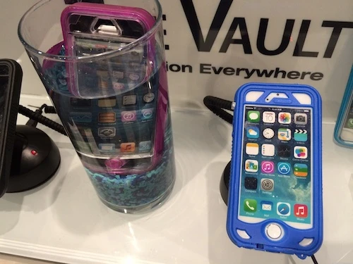 Vault là chiếc ốp giúp iPhone có thể dùng được dưới nước. Với bản nâng cấp mới, phụ kiện đã tương thích với cảm biến vân tay trêniPhone 5S. Phụ kiện có giá 50 USD với chức năng tương tự Otterbox Preserver. Naztech-Vault-5652-1389410395.jpg