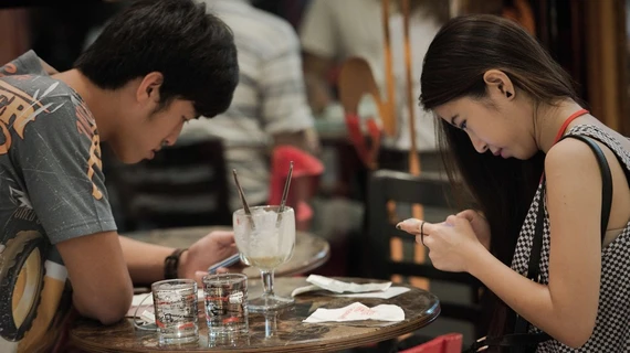 Cảnh tượng thường gặp của các cặp tình nhân hiện đại. Ảnh: Getty Images Cảnh tượng thường gặp của các cặp tình nhân hiện đại. Ảnh: Getty Images