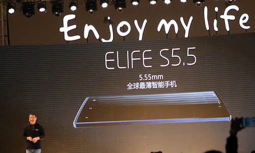 William Lu chủ tịch Gionee giới thiệu Elife S5.5 smartphone mỏng nhất thế giới. Ảnh: Huy Đức IMG-9452-3198-1392822287.jpg