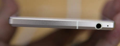 Giắccắm tai nghe và micro ở phía dưới. IMG-9459.jpg