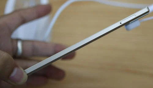 Khe cắm sim ở cạnh phải máy. IMG-9473.jpg