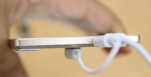 Cổng sạc kiêm kết nối microUSB nằm phía trên đỉnh máy. IMG-9480_1392822000.jpg