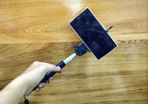 Gậy selfiecó tay cầm kéo dài và giágán điện thoại. Ảnh: Huy Đức. 10464112-10152061293961467-308-3784-9739