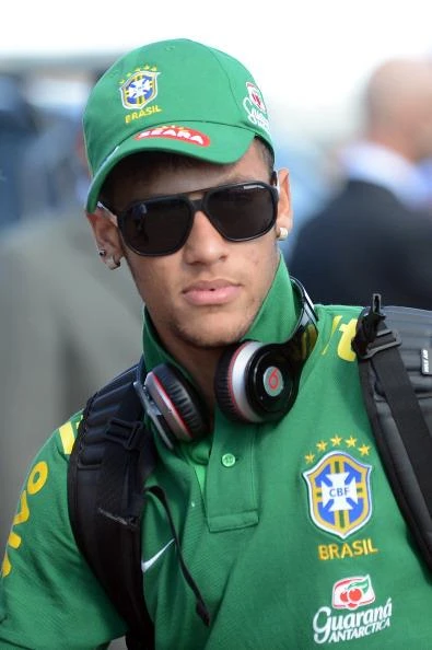 Cầu thủ Neymar của Brazil và chiếc tai nghe Beats ưa thích. Ảnh: Internet World Cup 2014, công nghệ, tai nghe Beats, Sony Electronics