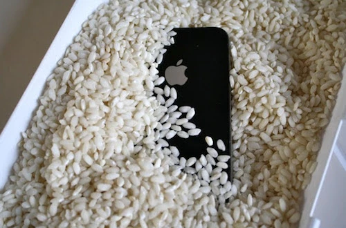 Dùnggạo rang là cách đơn giản để hút ẩm cho các thiết bị điện tử. iphone-rice_1404814538.jpg