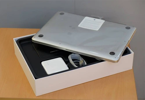 Kiểu dáng máy, hộp đựng, phụ kiện và cả cách đóng gói giữ nguyên như bản 2013. Ảnh:Techland. mac2-7526-1406965130.jpg