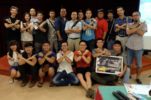 Nhiếp ảnh gia Eric Kim (hàng dưới,thứ 3 từ phải qua) trong buổi giao lưu với các bạn trẻ yêu nhiếp ảnh tại Việt Nam. kim-4272-1407227321.jpg