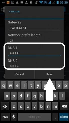 Đổi DNS cho Android: Nếu muốn đổi sang dùng hệ thống DNS của Google, hãy điền DNS 1 là 8.8.8.8 và DNS 2 là 8.8.4.4 (khung trắng). Nhập xong hãy ấn Save (mũi tên). A5-Doi-DNS-cho-Android-Wi-Fi-Android.jpg