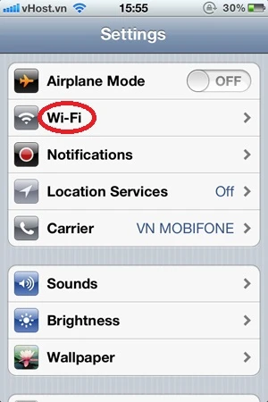 Đổi DNS cho iPhone, iPad: Vào mục Settings và chọn Wi-Fi. B1-Doi-DNS-cho-iPhone-iPad-dien-thoai.jpg