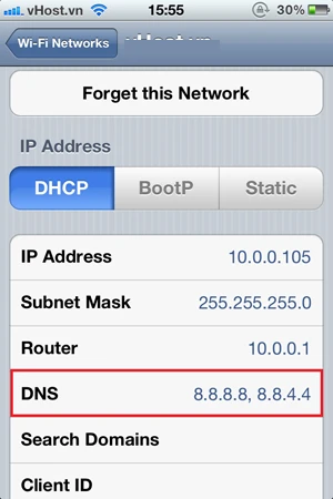 Đổi DNS cho iPhone, iPad: Nhấn vào thanh DNS (khung đỏ), rồi đổi địa chỉ. Nếu dùng hệ thống DNS của Google thì hãy nhập 2 địa chỉ là 8.8.8.8 và 8.8.4.4. B3-Doi-DNS-cho-iPhone-iPad-dien-thoai.jpg