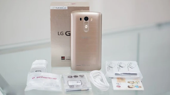 2. LG G3 Cat Cùng với Galaxy S5 LTE-A, LG G3 Cat là một trong số ít những sản phẩm được trang bị chip xử lý Snapdragon 805 trên thị trường hiện nay. Đây là sản phẩm dành riêng cho thị trường Hàn Quốc, chỉ được đưa về Việt Nam theo đường xách tay. Ngoài nâng cấp về chip xử lý, G3 Cat hoàn toàn tương đồng với G3 quốc tế về mọi thông số. Những điểm nổi bật của sản phẩm này bao gồm màn hình 5,5 inch độ phân giải QHD, camera lấy nét bằng laser nhanh nhất hiện nay và giao diện phẳng rất đẹp mắt. 7 siêu di động đình đám vừa về Việt Nam